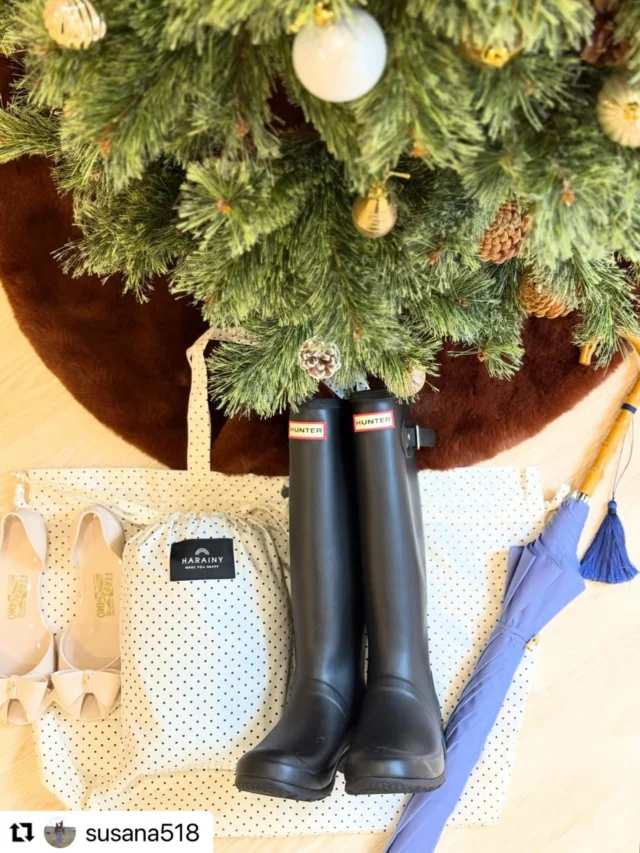 #Repost @susana518 

素敵な投稿ありがとうございます💘✨

・・・

久しぶりの雨☔
.
雨の日はいかに気分をあげるかに重きをおいていて、
お気に入りのアイテムを揃えたり、
絶対に濡れないアイテムを揃えたりしています。
.
@hunterboots のレインブーツは大雨の時に大活躍！！
@ferragamo のレインシューズは大好きすぎてあと2個予備有。
春夏は雨の日じゃなくても履いてます。
greenlabelrelaxing の傘はフォックスアンブレラっぽくて好き
（フォックスアンブレラも持ってますが、おき忘れそうで箪笥の肥やしw）
@chou_chou_poche_official のレインコートはプレゼントでいただいて使っていますが、子供と一緒の時に大活躍！！
自転車で傘はNGだからレインコートは機能性重視です！！
ジッパーが上下の2段式だったり、フードの雨避けがしっかりしていて、透明で視界良好でめちゃくちゃよく考えられている！！と思いました。
子供といる時は手を繋いだりするから両手が空くのが大切なのでレインコート大切だなぁと思っています。
.
といいながら、
本日雨予報だったのに、傘を忘れてびしょ濡れで会社から帰路につきました🥲
傘を買う距離じゃないんだよな。。。。
.
.
.
.
#レインコート#レインブーツ #レインシューズ　#ハンターレインブーツ 

.