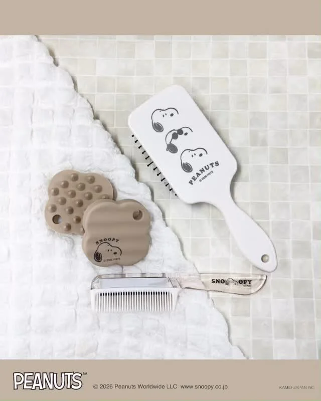 スヌーピーがデザインされたヘアケアアイテムが登場！

——
▼紹介アイテム

ヘアケアアイテム

——

とかしやすい大きめのパドルブラシ
ツバキオイルが浸透したシート付ヘアコーム
お風呂の中でも外でも使える便利なヘッドスパブラシ

落ち着いた色合いの大人っぽいデザインで、
コームは持ち運びに便利なケース付き！

全国の雑貨店で発売中！ぜひチェックしてみてください。

#SNOOPY
#スヌーピー
#peanuts
#ピーナッツ
#chouchoupoche